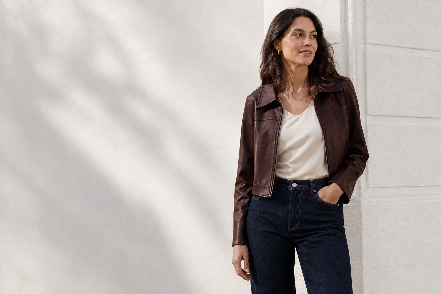 Editorial Boutique W: chaqueta color chocolate y top marfil
